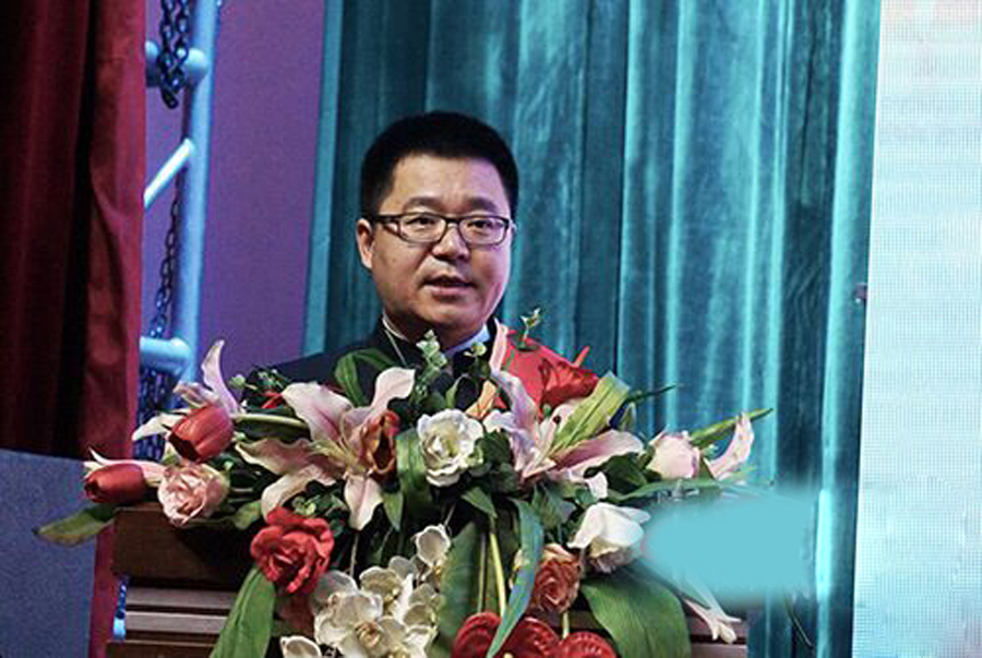 董事长扮穷回乡_董事长办公室图片(3)